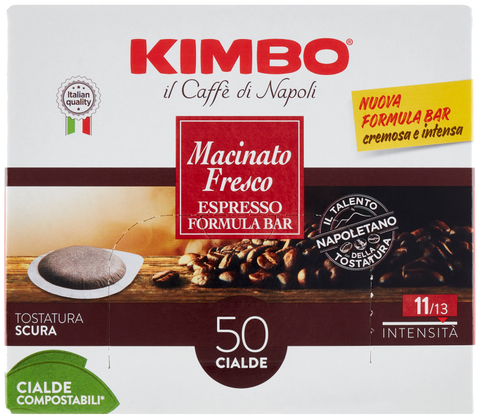 Kimbo Macinato Fresco Espresso Formula Bar 50 composteerbare pads, wit met rode doos met een pad op de voorgrond