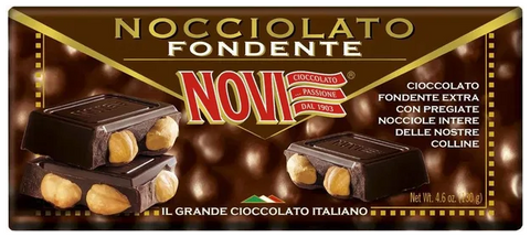 Novi Nocciolato Fondente 130 g, reep in bruine wikkel met hele hazelnoten in beeld