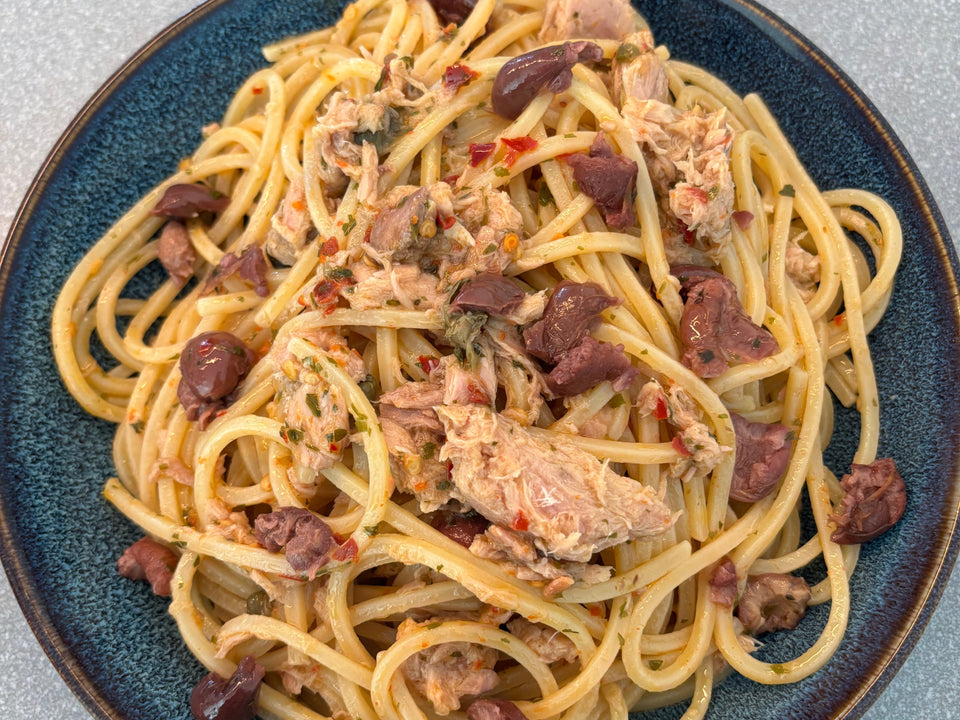 Spaghetti met tonijn, kappertjes en zwarte olijven