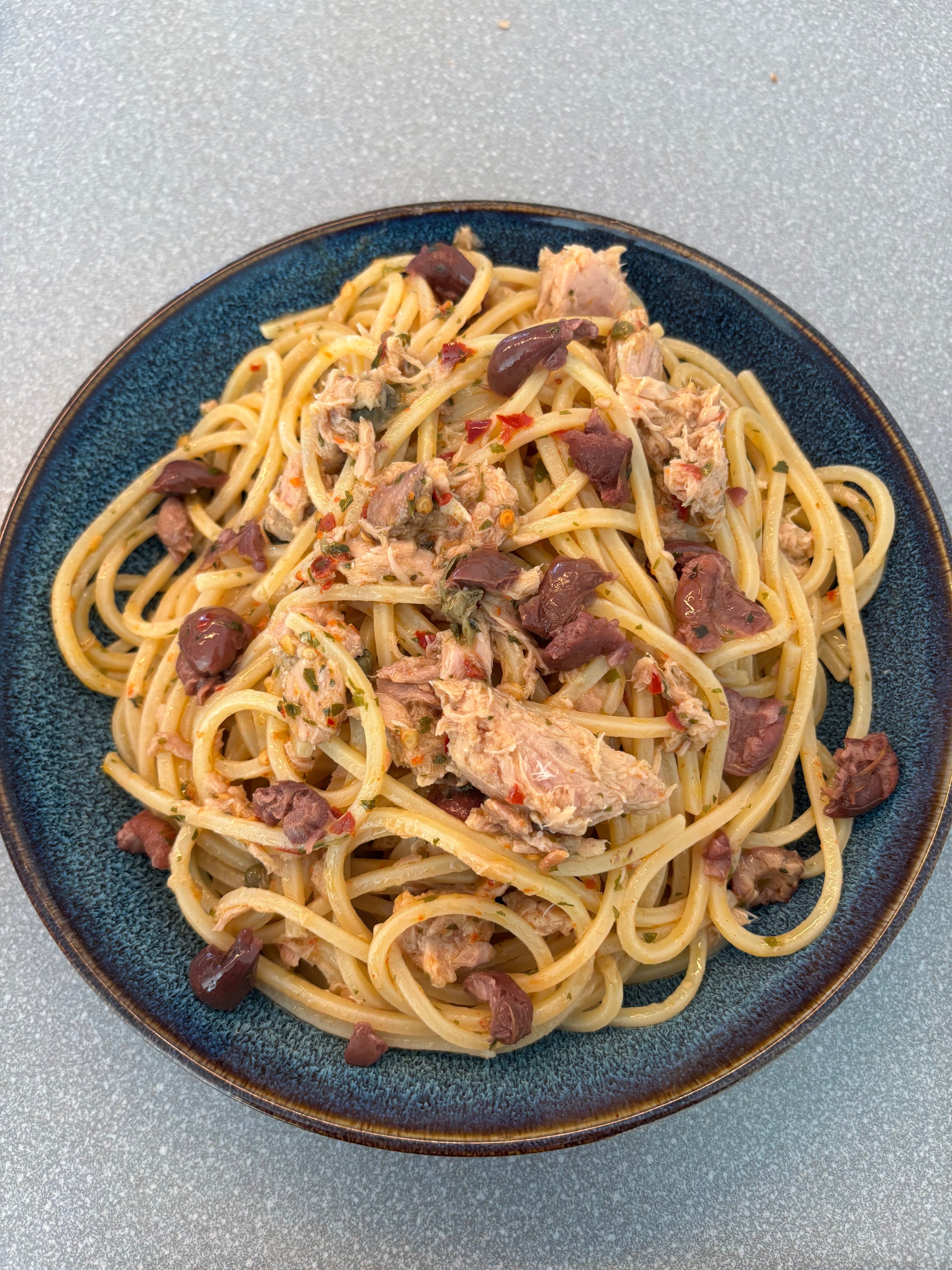 Spaghetti con tonno, capperi e olive nere