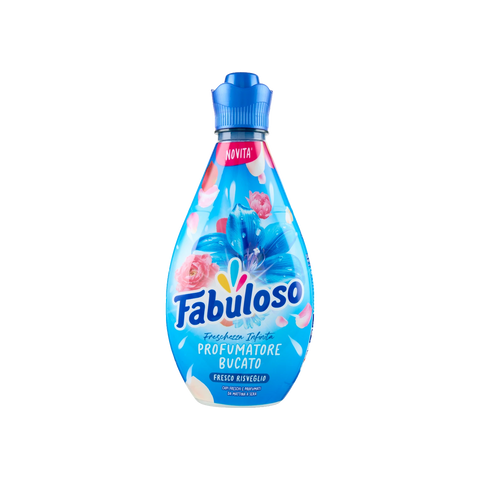 Fabuloso Profumatore Bucato Fresco Risveglio 730 ml, flacone azzurro con tappo blu e fiori