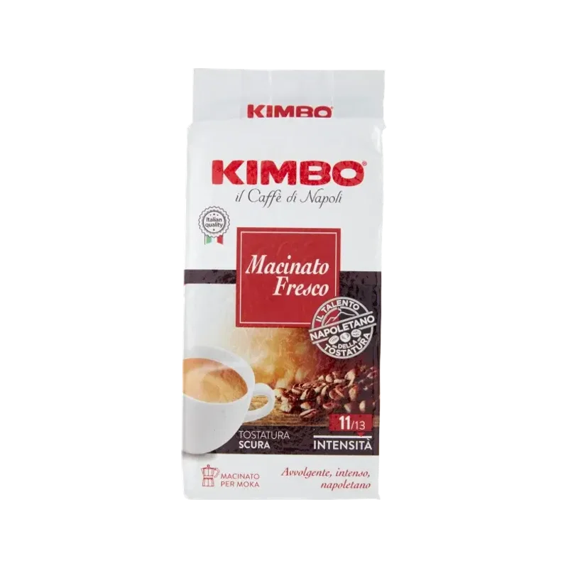 Kimbo Caffè Macinato Fresco 250 g, wit met rood pak met kopje koffie en koffiebonen
