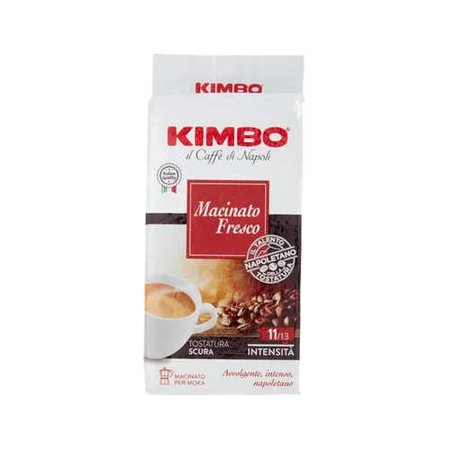 Kimbo Caffè Macinato Fresco 250 g, pacchetto bianco e rosso con tazzina e chicchi di caffè