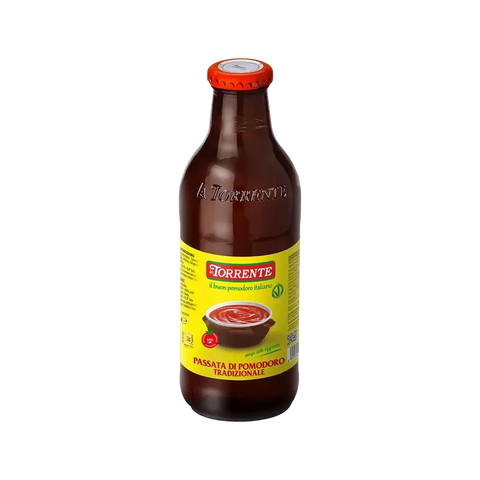 La Torrente Passata di Pomodoro Tradizionale 690 g, bottiglia ambrata tipo birra con etichetta gialla