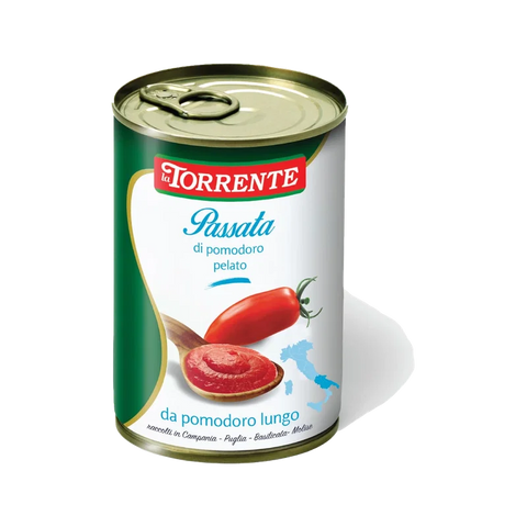 La Torrente Passata di Pomodoro Lungo 400 g, latta verde e bianca con cucchiaio di legno e passata